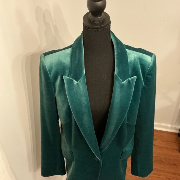 Elegant Green Velvet Women's Blazer - Picture 2 of 14